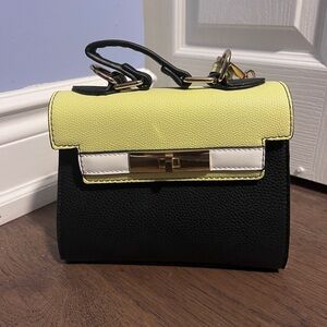 I’m selling a mini hand bag. Hardly used it.